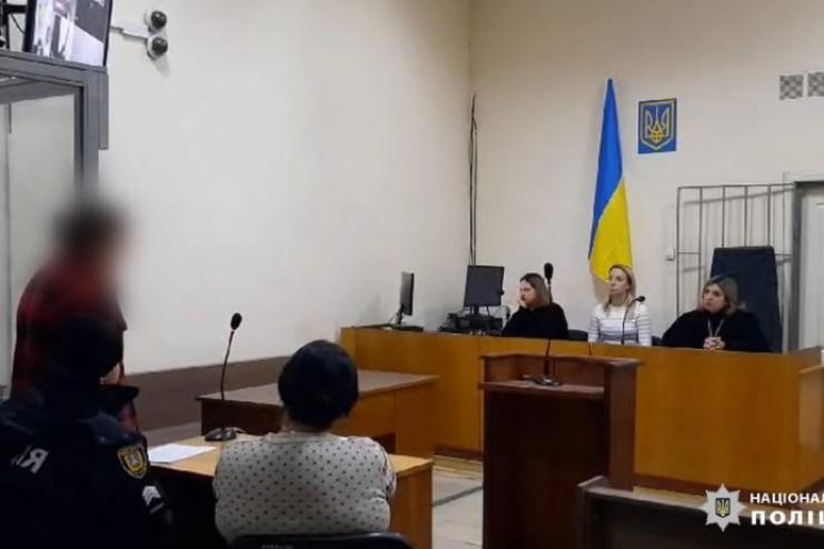 Жителька Подільського району, яка сокирою зарубала односельця постала перед судом