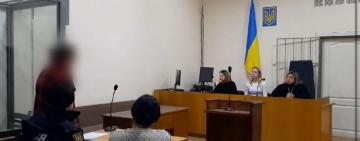 Жителька Подільського району, яка сокирою зарубала односельця постала перед судом