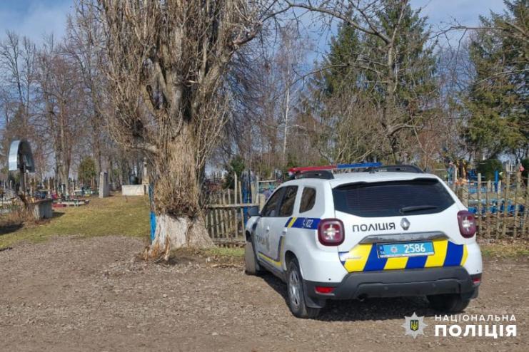 На Одещині з могил захисників України зникли прапори