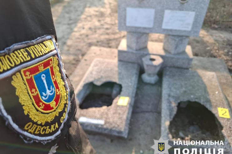 Поліцейські скерували до суду справу щодо жителя Білгорода-Дністровського, який вчинив наругу над могилами