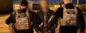 Поліцейські затримали «на гарячому» жителя Одеського району за збут боєприпасів та наркотиків