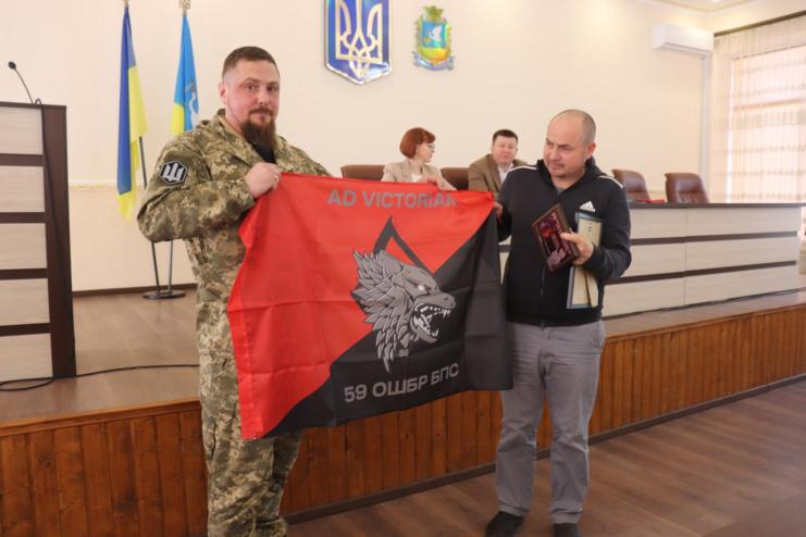 Воїн 59-ї ОШБр Микола Казаков нагородив підприємців Арцизької громади за підтримку ЗСУ