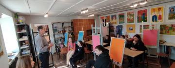В Арцизькій художній школі провели майстер-клас “Психологічний портрет” для дітей-переселенців