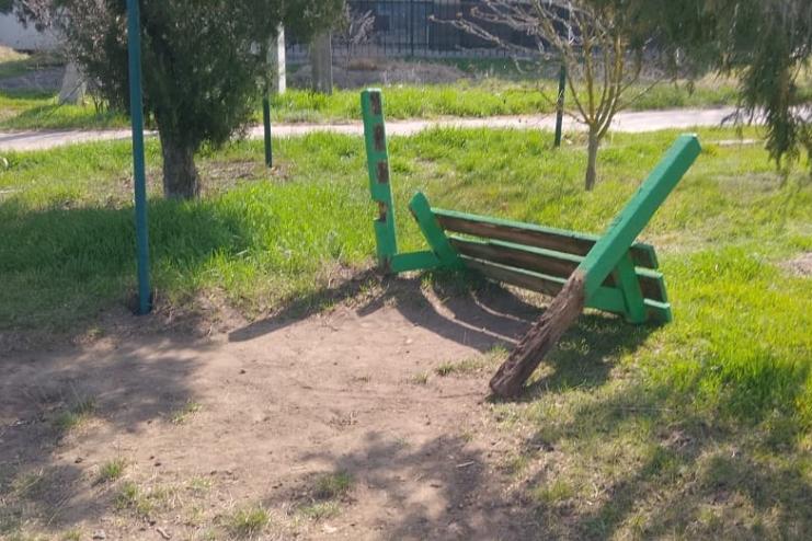 Вандалізм у центрі села на Одещині: понівечений дитячий майданчик та лавочки