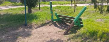 Вандалізм у центрі села на Одещині: понівечений дитячий майданчик та лавочки