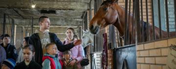 В Одесі для поранених захисників та дітей поліцейських провели екскурсію у кінний клуб