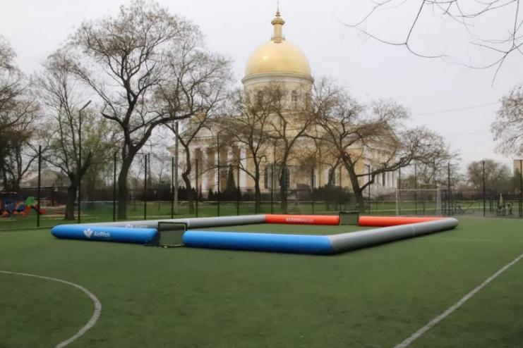 Гімназія в Болграді отримала сучасне міні футбольне поле від європейських держав