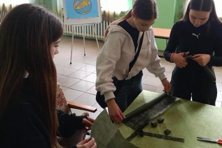 Учні Бессарабського ліцею разом з дорослими допомагають військовим 