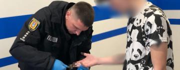 Напав на школярку заради телефону: поліція за кілька годин вистежила злочинця