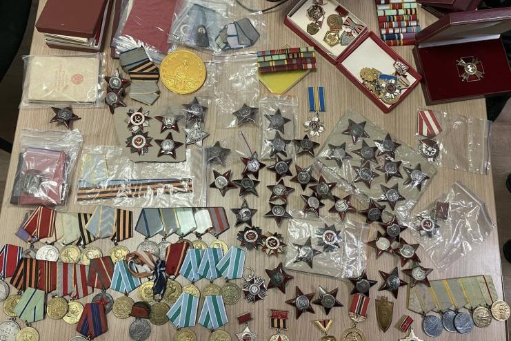 Контрабанда у фальшивому баку: на Одещині затримали іноземця з фалеристичною колекцією та муляжем вибухівки
