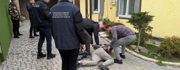 В Одесі викрили шахрая, який за 130 тисяч доларів обіцяв «вирішити питання» підозрюваного у корупції