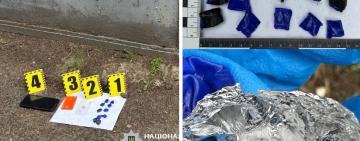 На Одещині в молодика вилучили 26 згортків із забороненим «товаром», коли той саме фотографував «схованки»