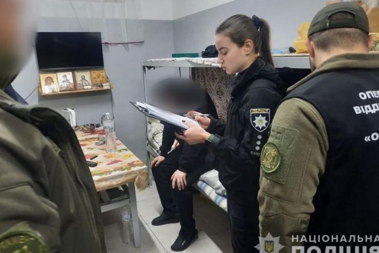 Погрожуючи 23-річному в’язню фізичною розправою, зловмисники намагались отримати від нього п’ять тисяч доларів