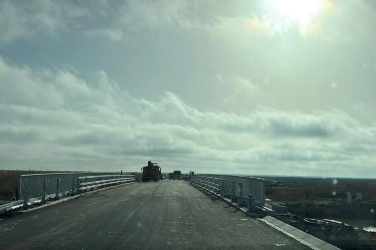 Шлях відкрито: на мосту через Кофа поклали фінішний шар асфальту