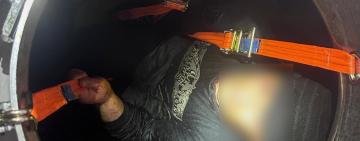 «Олійна» контрабанда: на кордоні з Молдовою виявили чоловіка в цистерні з олією