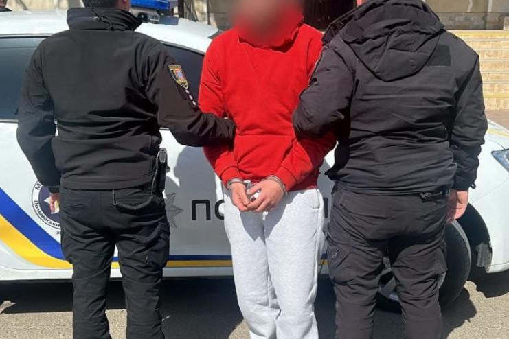 Поліцейські повідомили 19-річному жителю Одеського району про підозру у спричиненні неповнолітньому товаришу тяжких тілесних ушкоджень