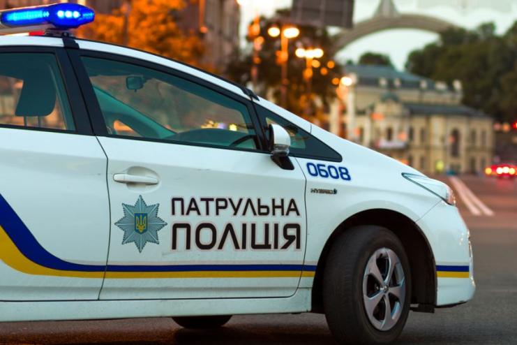 Патрульні Одещини супроводили авто з жінкою, яка почала народжувати