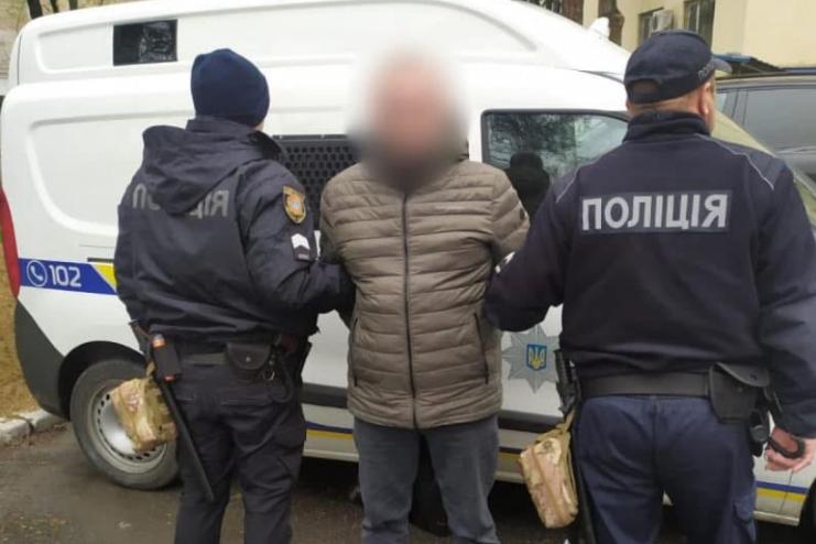 Пригрозив пістолетом та відібрав гроші: нападника затримали