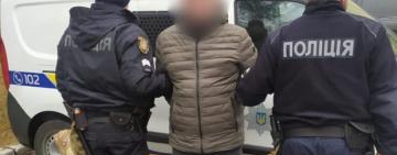 Пригрозив пістолетом та відібрав гроші: нападника затримали