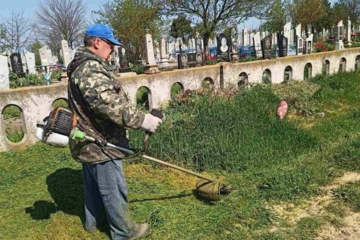 В Арцизькій громаді комунальники проводять роботи з благоустрою на цвинтарях