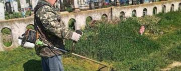 В Арцизькій громаді комунальники проводять роботи з благоустрою на цвинтарях
