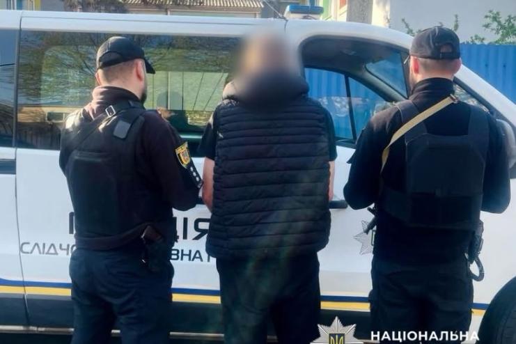 Одеські поліцейські затримали чоловіка, який побив співмістянина під час хмільного застілля 