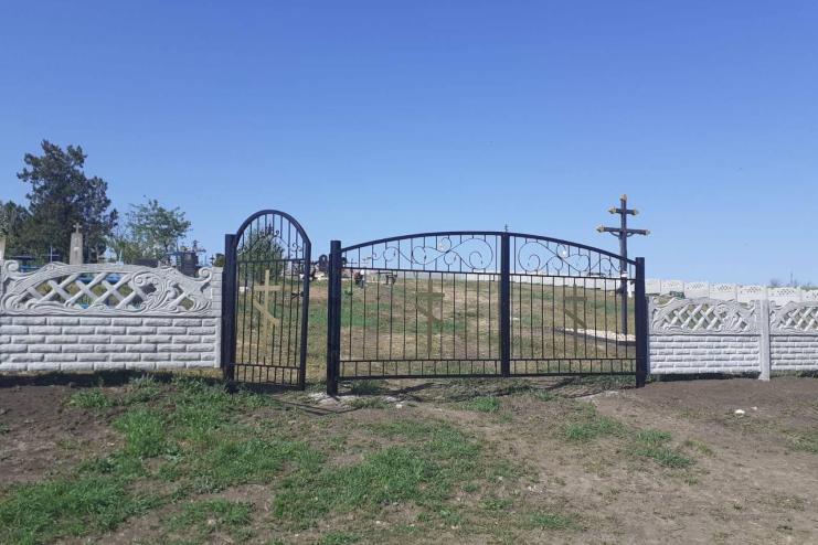 Справа, яка заслуговує на повагу: у Слобідці з’явилася нова огорожа на цвинтарі завдяки СФГ "Світлана"