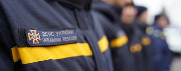 Після буревію: на Ізмаїльщині рятувальники допомогли укріпити хрест на храмі