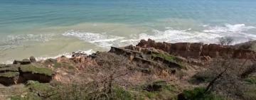 Під Одесою в селищі Санжейка стався масштабний зсув ґрунту в море