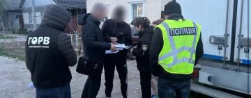 Поліцейські з прикордонниками викрили двох молодиків, які займалися незаконним переправленням чоловіків призовного віку до Молдови