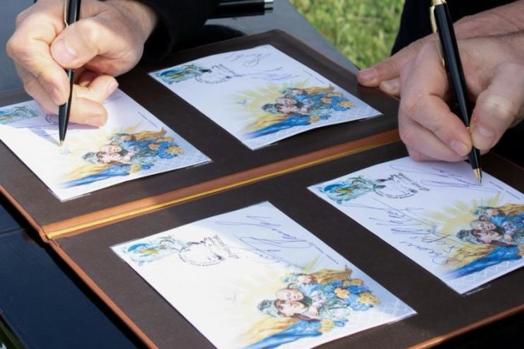 Укрпошта випустила марку, присвячену матерям українських захисників 