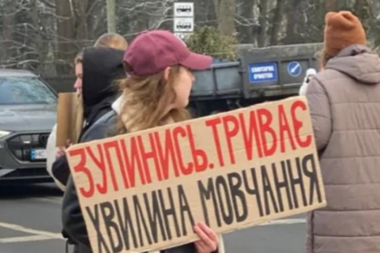 В Ізмаїлі запровадили зупинку транспорту під час загальнонаціональної хвилини мовчання