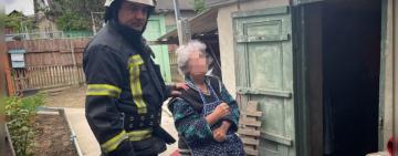 ДСНС врятували літню жінку, що впала в підвал та зняли з даху хлопчика 