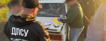 10 000 доларів за маршрут до сусідньої країни: правоохоронці викрили ділка