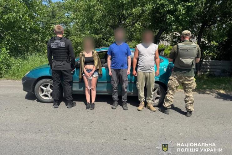 Перевозили клієнтів під виглядом військових: поліцейські викрили двох жителів Одеського району у сприянні незаконному переправленню чоловіків за кордон 