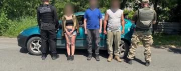 Перевозили клієнтів під виглядом військових: поліцейські викрили двох жителів Одеського району у сприянні незаконному переправленню чоловіків за кордон 