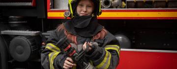 Даринка з Одещини, яка врятувала маму під час атаки, стала гостею рятувальників