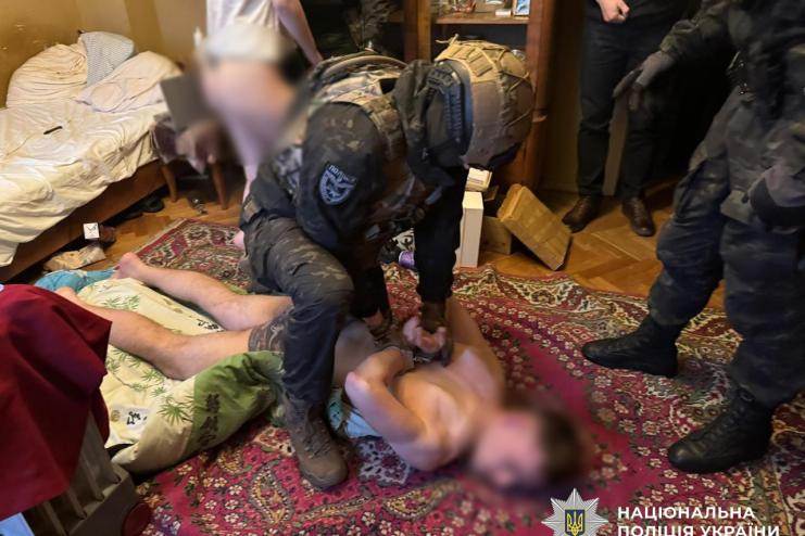 Під виглядом "імпорту": поліція ліквідувала найбільше в Україні підпільне виробництво стероїдів