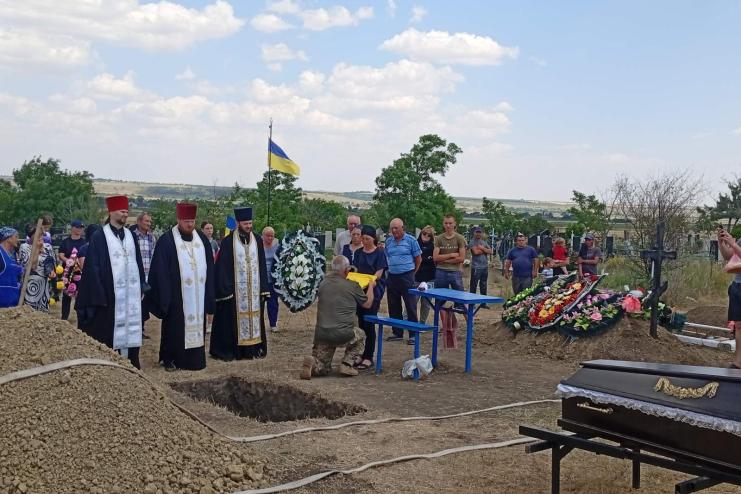 Тарутинська громада попрощалася з Героєм — загиблим захисником Максимом Биковим
