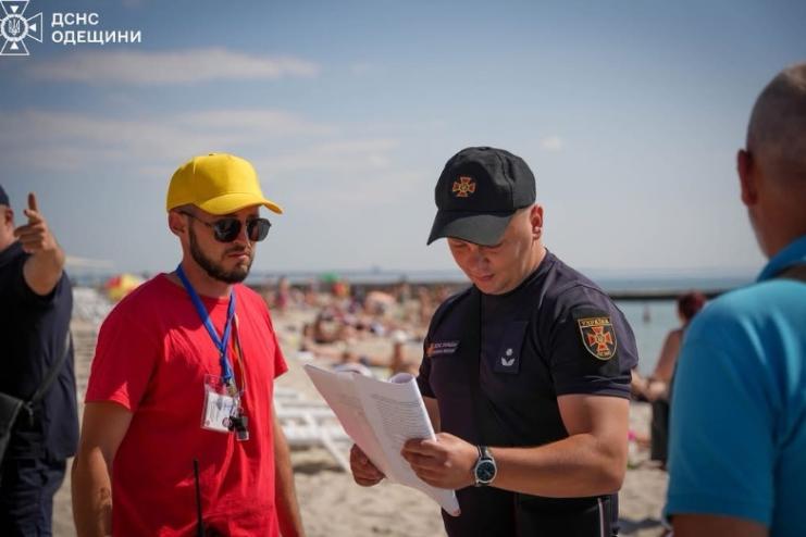 Одеські рятувальники обстежують місцеві пляжі