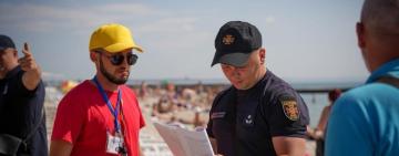 Одеські рятувальники обстежують місцеві пляжі