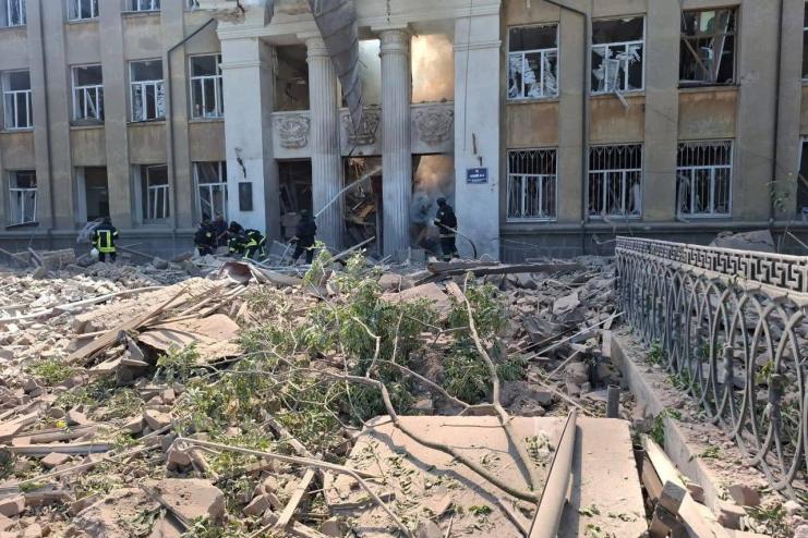 Під завалами можуть бути люди: росіяни вдарили балістикою по навчальному закладу, загинули двоє людей, ще 12 — поранені