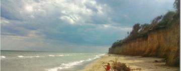 У Лебедівці, що на узбережжі Одещини, попри офіційну заборону відкривати літній сезон через воєнний стан, вже масово відпочивають люди