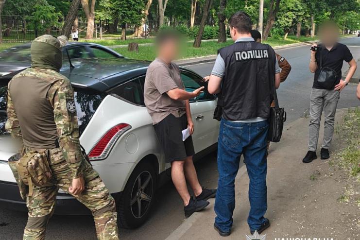 В Одесі затримали чоловіка, який пропонував 40 тисяч гривень за секретну інформацію Міноборони