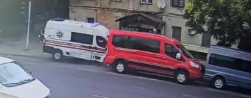 Не пропустили швидку — постраждали медики: в Одесі легковик протаранив карету швидкої