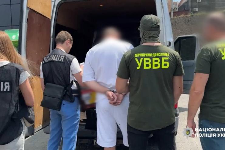 Махінації з благодійною допомогою: на Одещині затримано чоловіка, який намагався підкупити військового