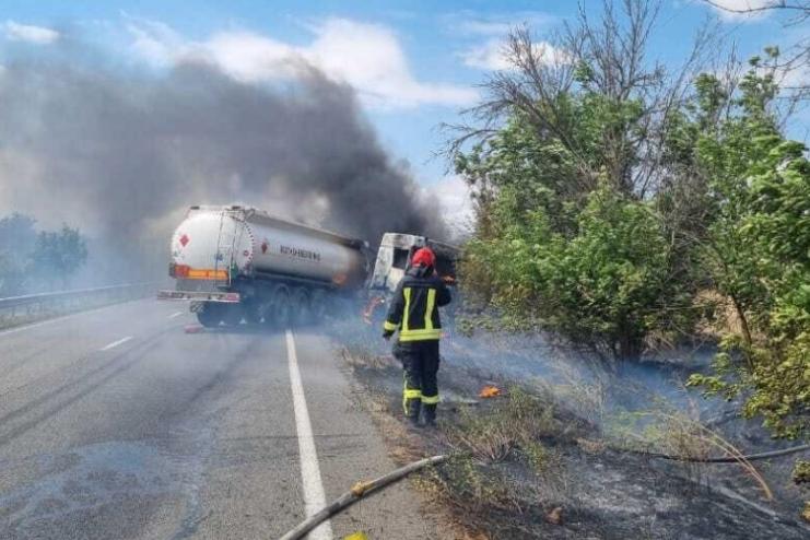 Поблизу Утконосівки загорілися вантажівка та суха трава: пожежу ліквідовують рятувальники