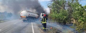 Поблизу Утконосівки загорілися вантажівка та суха трава: пожежу ліквідовують рятувальники