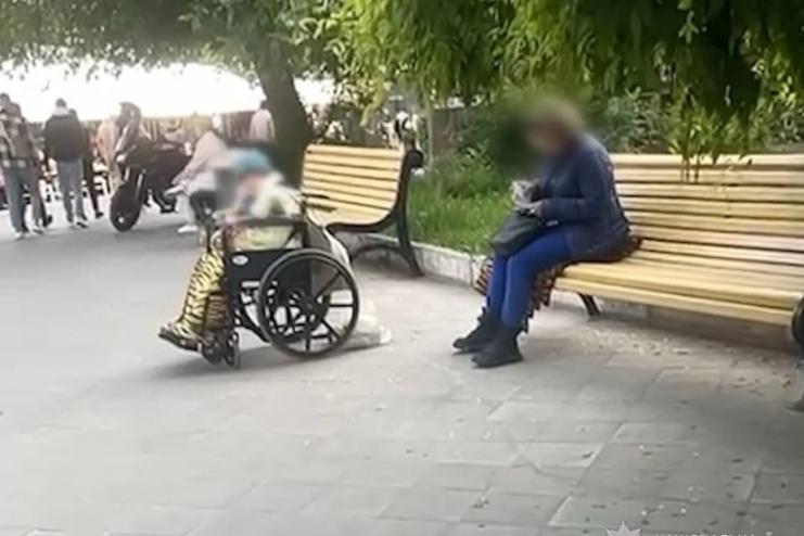 Поліцейські затримали одеситку, яка змушувала жебракувати літню матір і намагалася надати хабар дільничному
