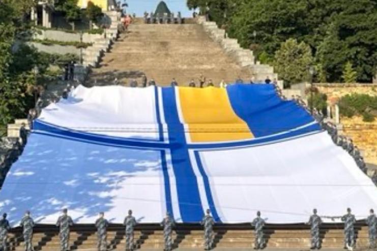 В Одесі встановили рекорд України — розгорнули найбільший прапор Військово-Морських Сил